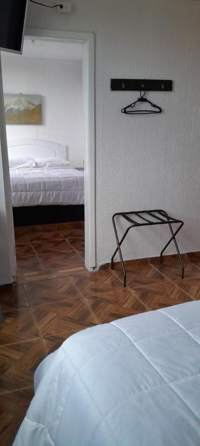 Hostal Brilliant Quito Esterno foto